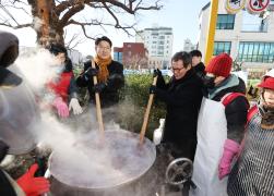 2024강원청소년동계올림픽 성공과 기후위기 극복을 위한 플로킹 및 에코선언, 동지 팥죽나눔 행사 썸네일 6