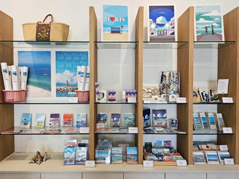 Drinking Coffee while Watching the Ocean on Coffee Street...and Buying Souvenirs